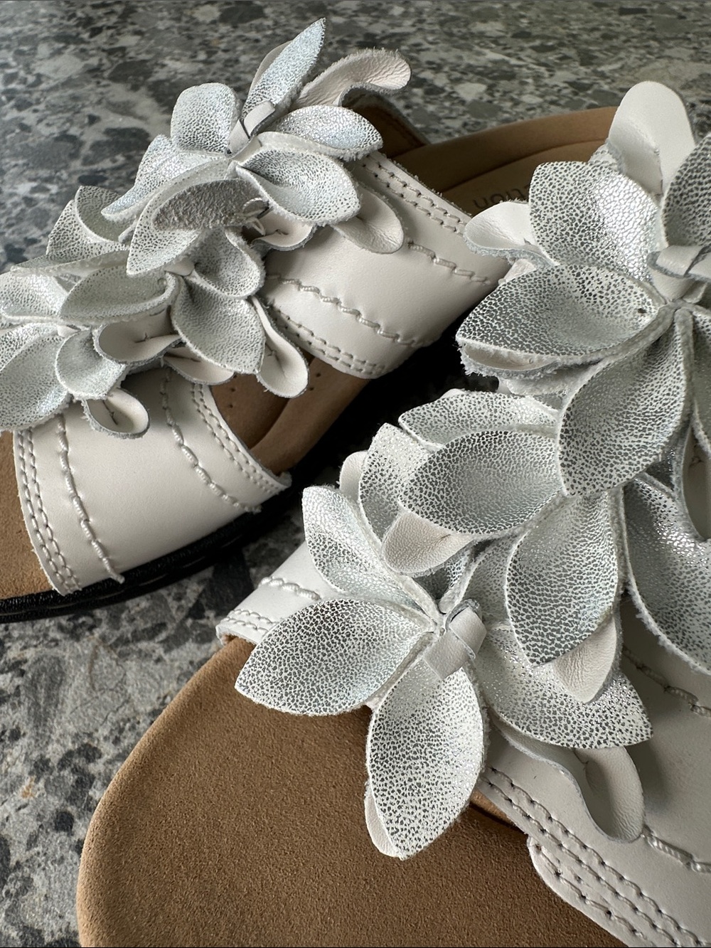 Women's New Clark’s White Floral Leather Slide Sandals - Picture 5 of 6